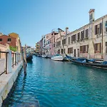 Royal - 5 Min From Train Station & Private Parking