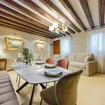 Apartmán Royal - 5 Min From Train Station & Private Parking
