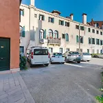 Apartmán Royal - 5 Min From Train Station & Private Parking