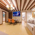 Apartmán Royal - 5 Min From Train Station & Private Parking Benátky