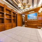Royal - 5 Min From Train Station & Private Parking Apartmán
