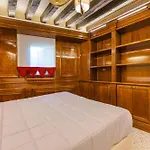 Royal - 5 Min From Train Station & Private Parking *