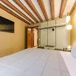 Royal - 5 Min From Train Station & Private Parking Apartmán
