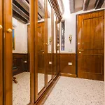 Royal - 5 Min From Train Station & Private Parking Apartmán