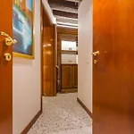 Royal - 5 Min From Train Station & Private Parking Apartmán *