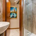 Royal - 5 Min From Train Station & Private Parking Apartmán