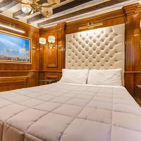 Royal - 5 Min From Train Station & Private Parking
