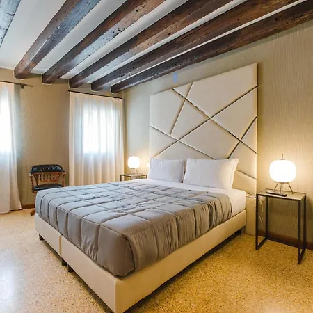 Apartmán Royal - 5 Min From Train Station & Private Parking Benátky