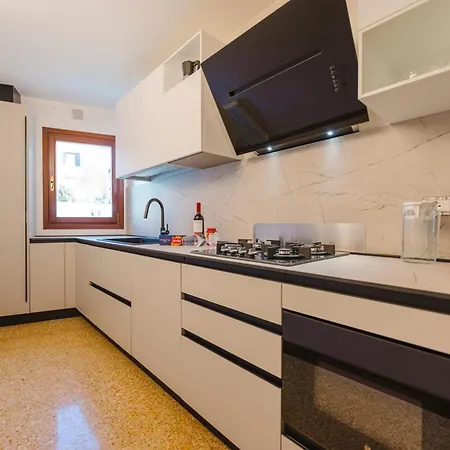 아파트 Royal - 5 Min From Train Station & Private Parking