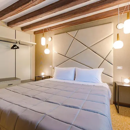 Royal - 5 Min From Train Station & Private Parking