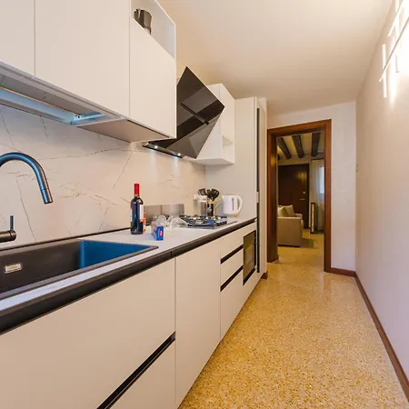 Royal - 5 Min From Train Station & Private Parking
