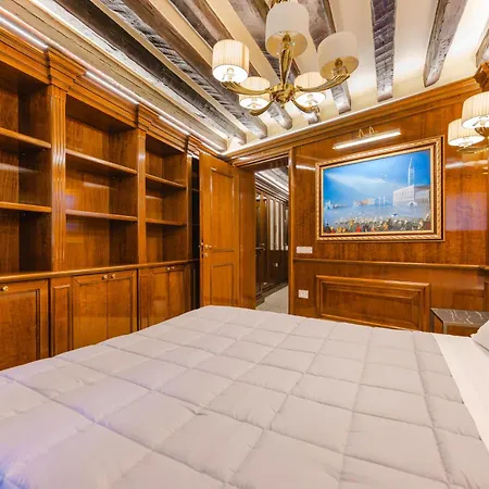 Royal - 5 Min From Train Station & Private Parking Lejlighed