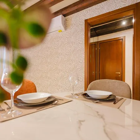 Royal - 5 Min From Train Station & Private Parking
