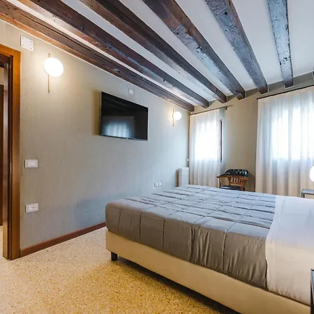 Lejlighed Royal - 5 Min From Train Station & Private Parking Venedig