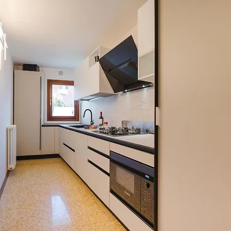 Royal - 5 Min From Train Station & Private Parking Venise